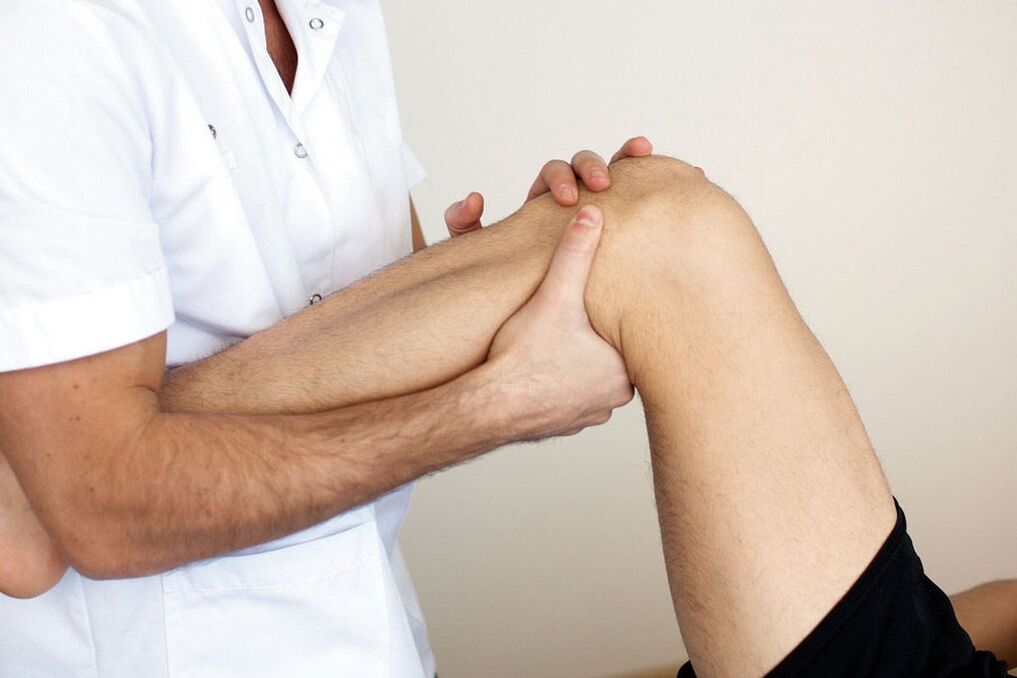 Arzt untersucht ein Knie mit Arthrose