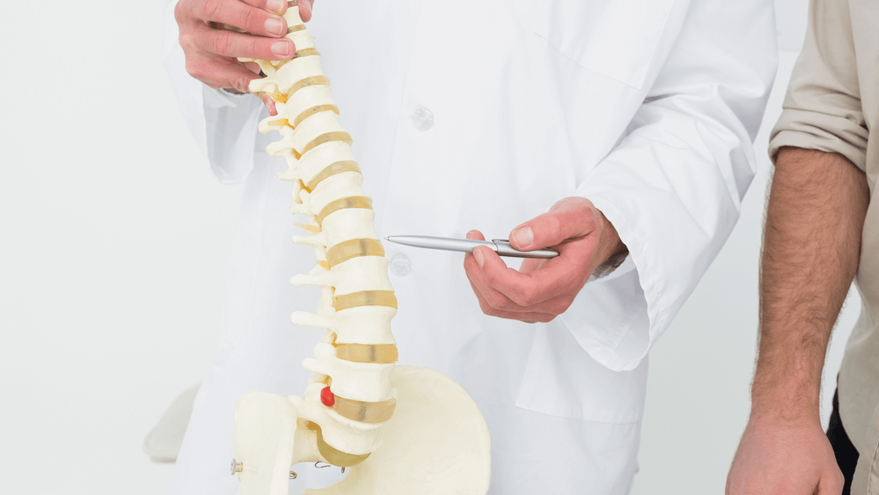 Diagnose von Rückenschmerzen bei einem Arzttermin eines Arztes