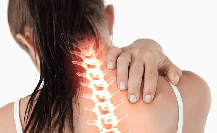 Die zervikale Osteochondrose ist durch Verspannungen und Schmerzen im Nacken gekennzeichnet